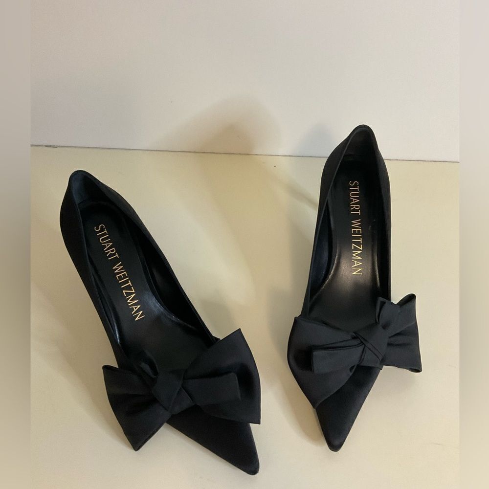 Stuart Weitzman love knot black pump in excellent condition size 8.5. - Picture 3 of 8